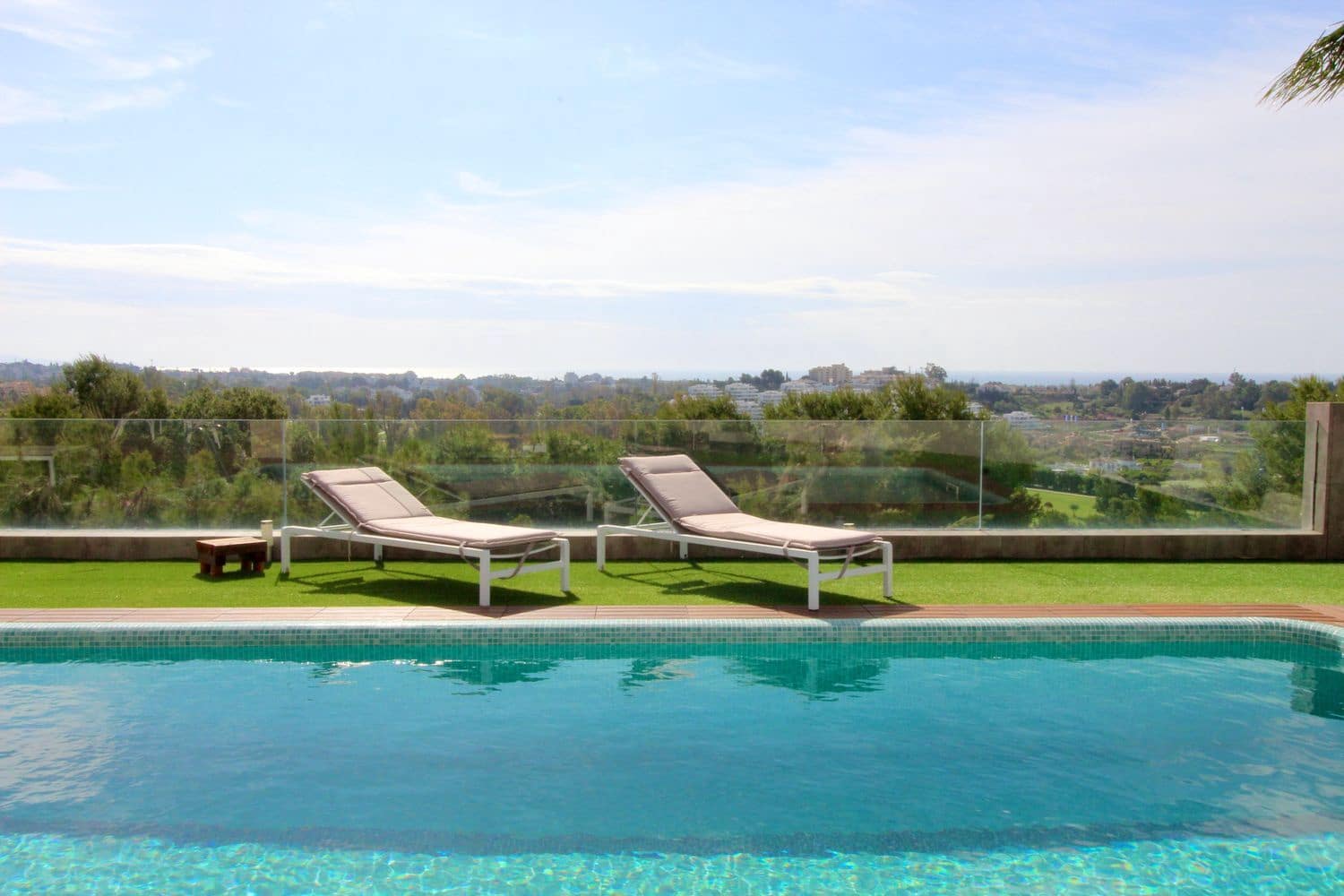 4 bedroom Villa for sale in Benahavis with pool garage - € 1,750,000 (Ref: 9977395)