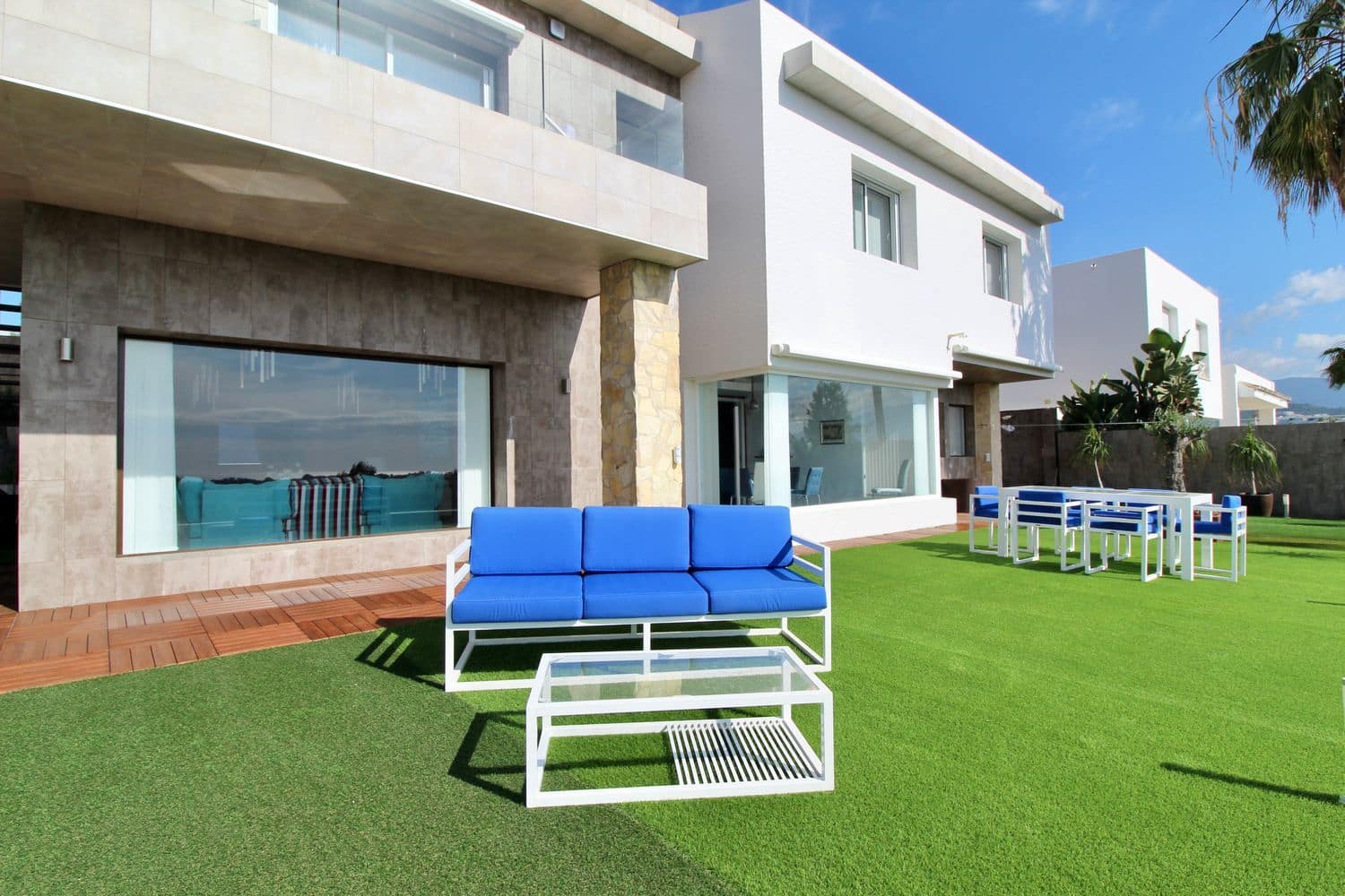 4 bedroom Villa for sale in Benahavis with pool garage - € 1,750,000 (Ref: 9977395)