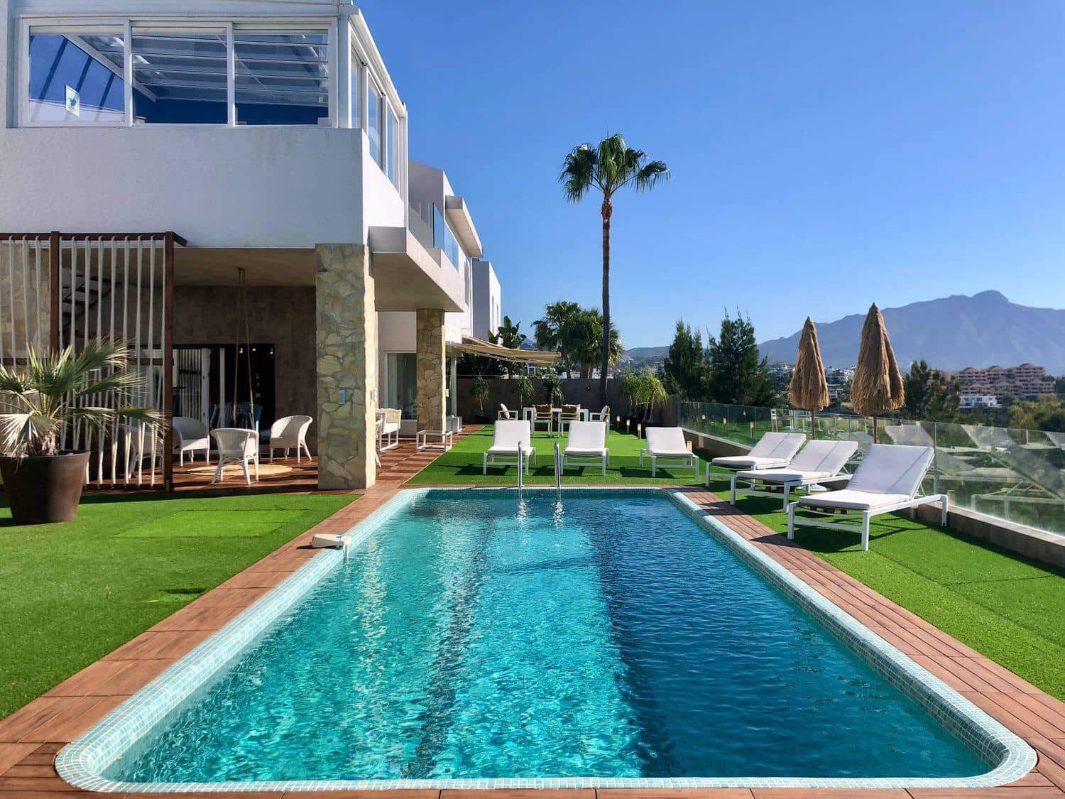 4 bedroom Villa for sale in Benahavis with pool garage - € 1,750,000 (Ref: 9977395)