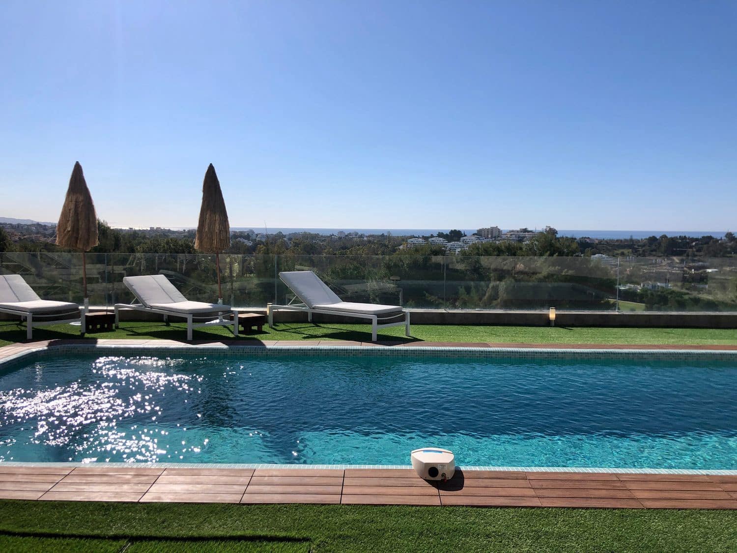 4 bedroom Villa for sale in Benahavis with pool garage - € 1,750,000 (Ref: 9977395)