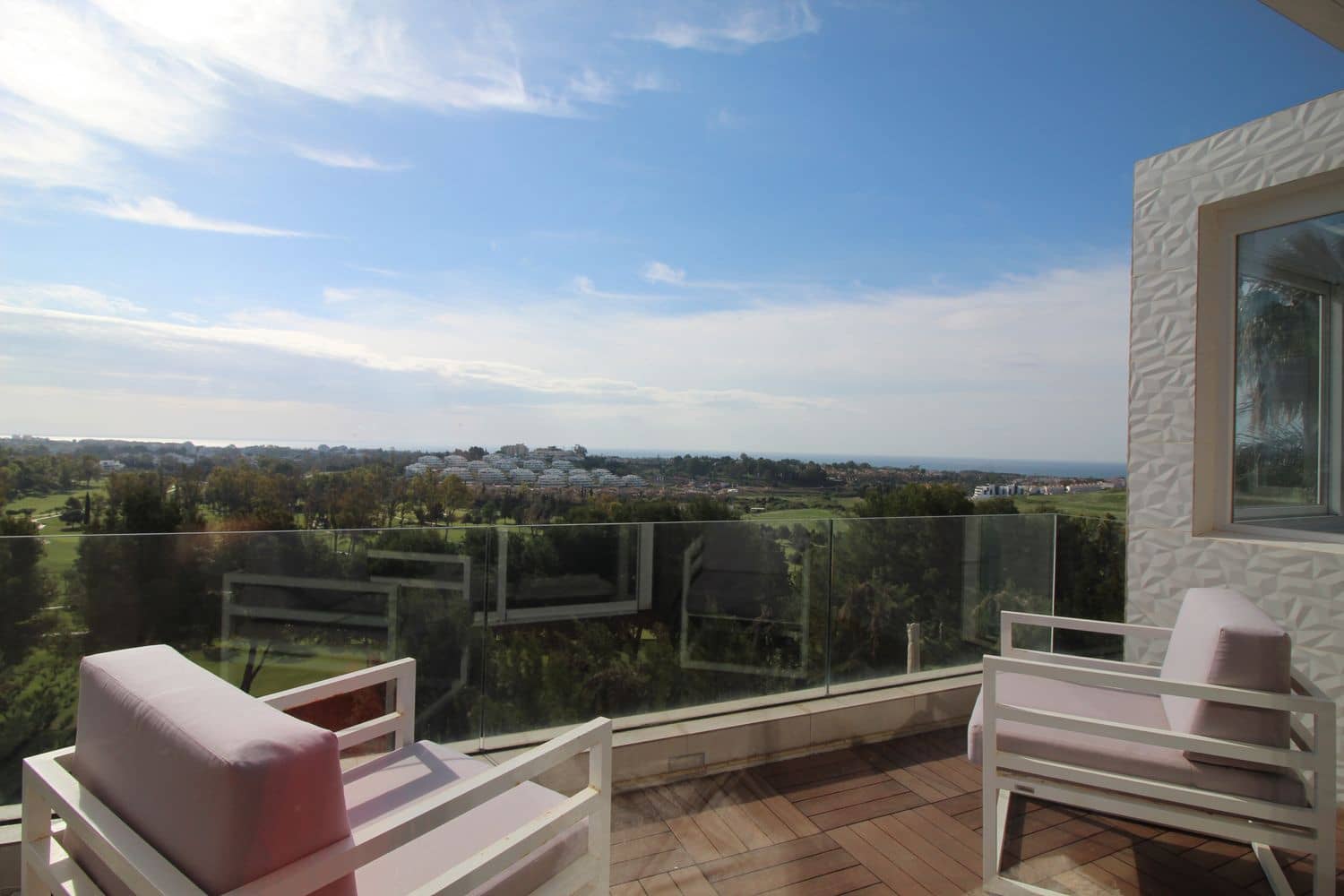 4 bedroom Villa for sale in Benahavis with pool garage - € 1,750,000 (Ref: 9977395)