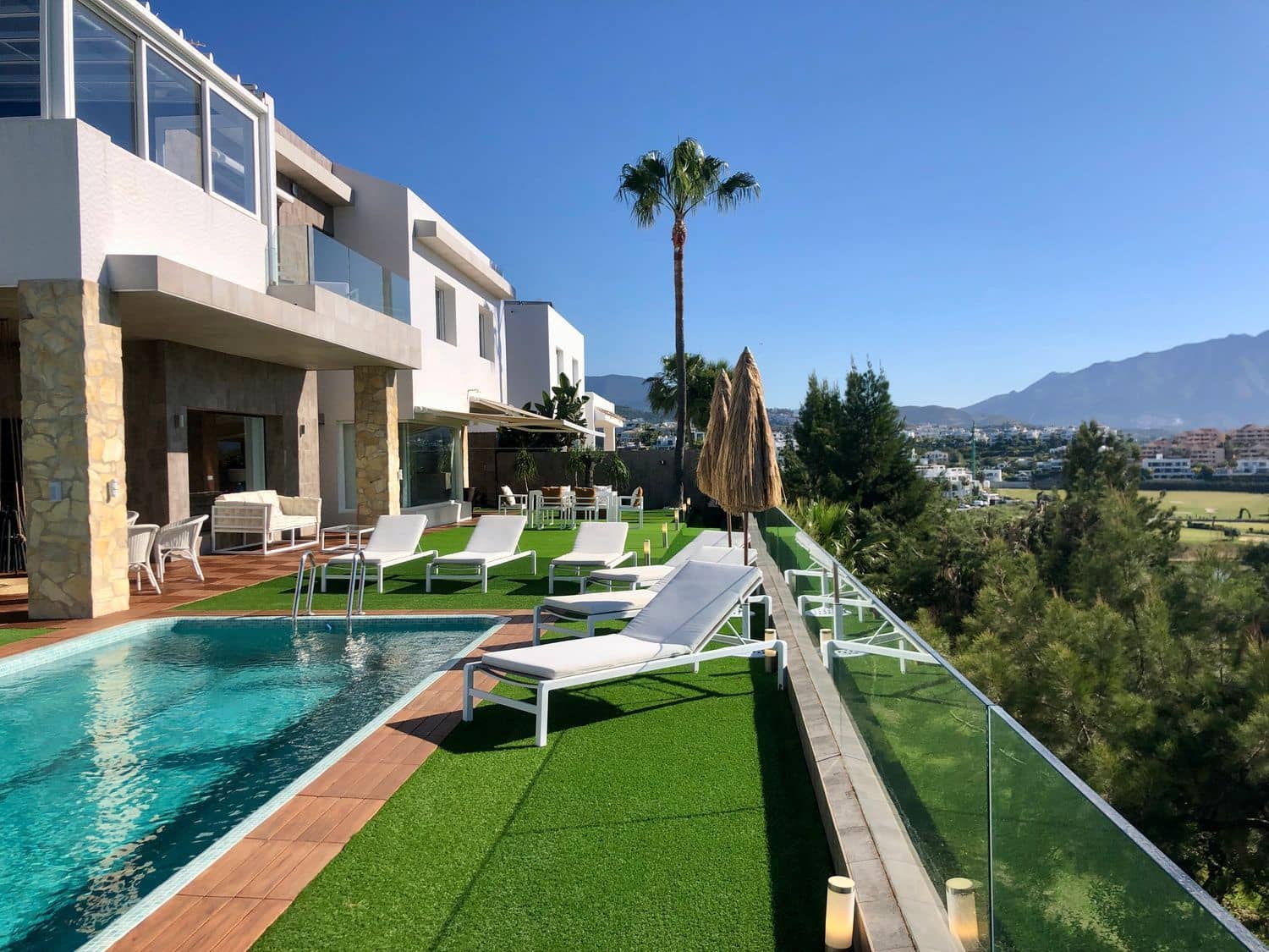 4 bedroom Villa for sale in Benahavis with pool garage - € 1,750,000 (Ref: 9977395)