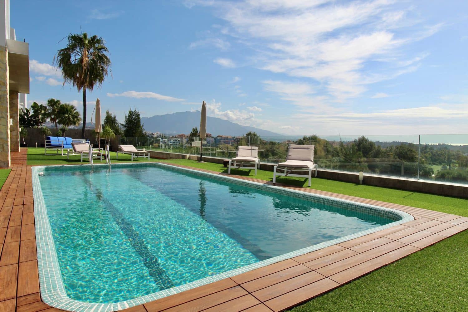 4 bedroom Villa for sale in Benahavis with pool garage - € 1,750,000 (Ref: 9977395)