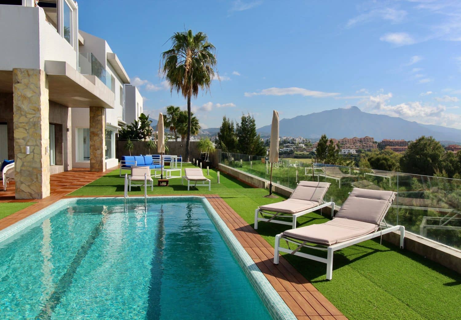 4 bedroom Villa for sale in Benahavis with pool garage - € 1,750,000 (Ref: 9977395)