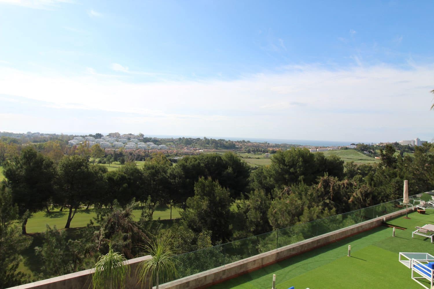 4 bedroom Villa for sale in Benahavis with pool garage - € 1,750,000 (Ref: 9977395)