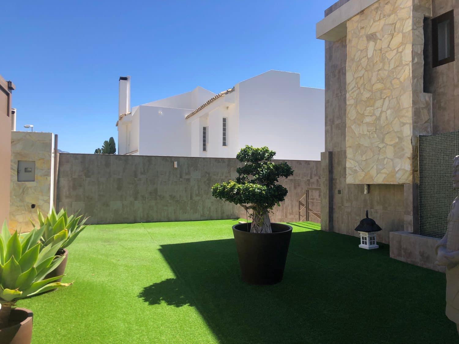 4 bedroom Villa for sale in Benahavis with pool garage - € 1,750,000 (Ref: 9977395)