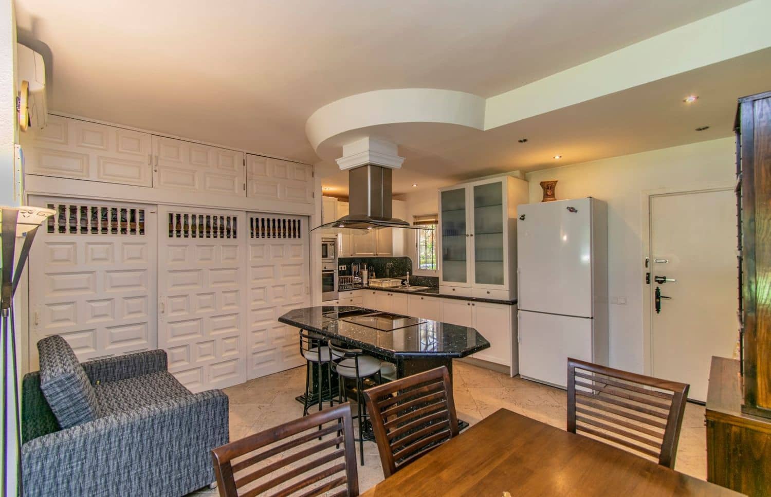 1 sovrum Lägenhet till salu i Marbella med pool - 410 000 € (Ref: 9977399)