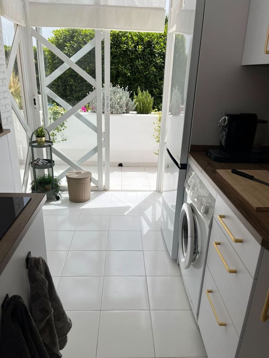 2 soverom Leilighet til salgs i Benahavis med svømmebasseng garasje - € 485 000 (Ref: 9979424)