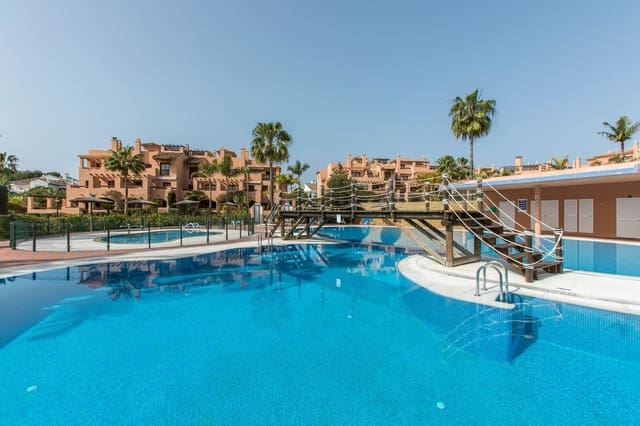 Apartamento de 3 habitaciones en Atalaya-Isdabe, Estepona en venta con piscina garaje - 649.000 € (Ref: 9980173)