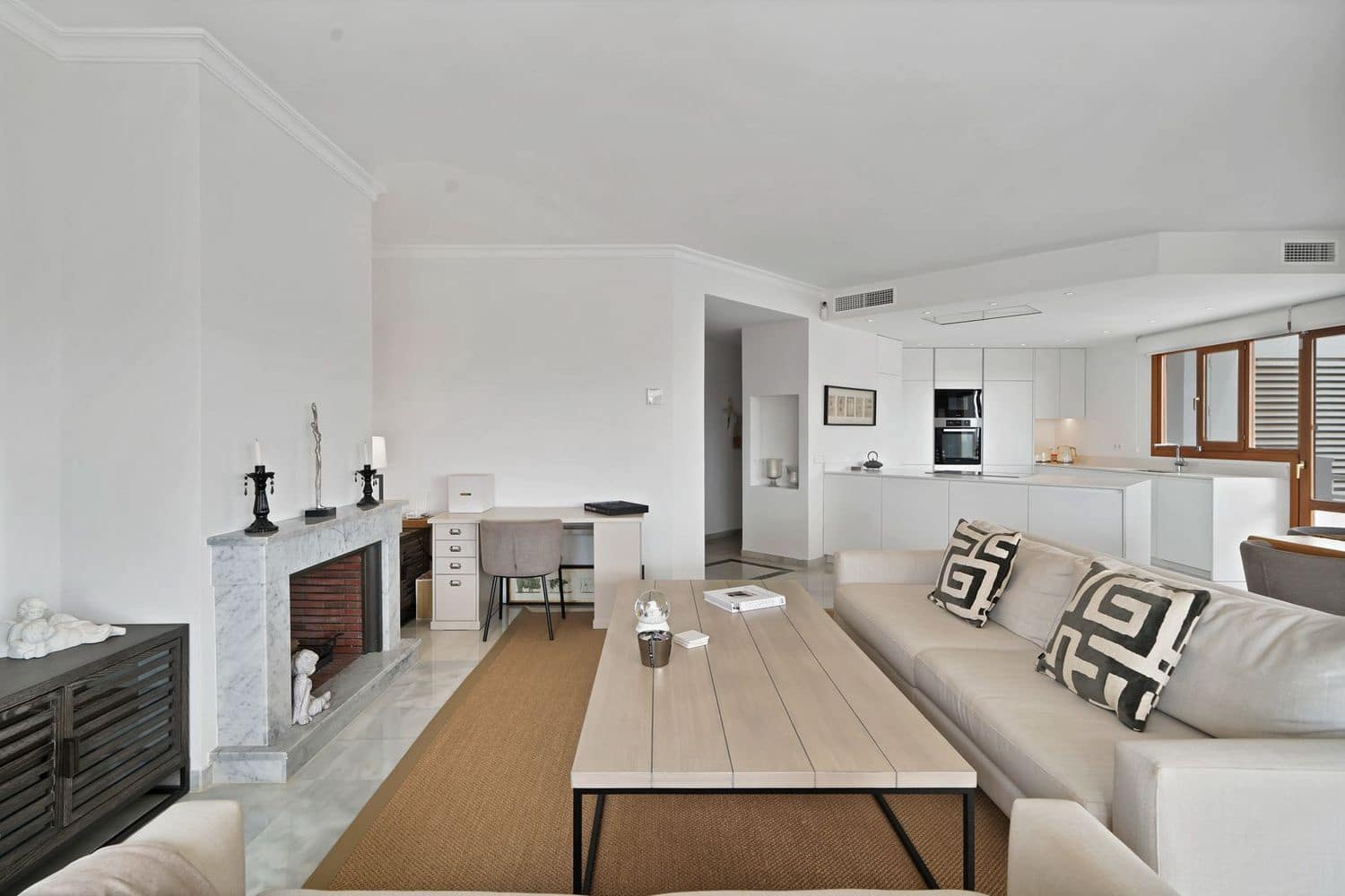 Apartamento de 2 habitaciones en Nueva Andalucia en venta con piscina garaje - 890.000 € (Ref: 9980174)