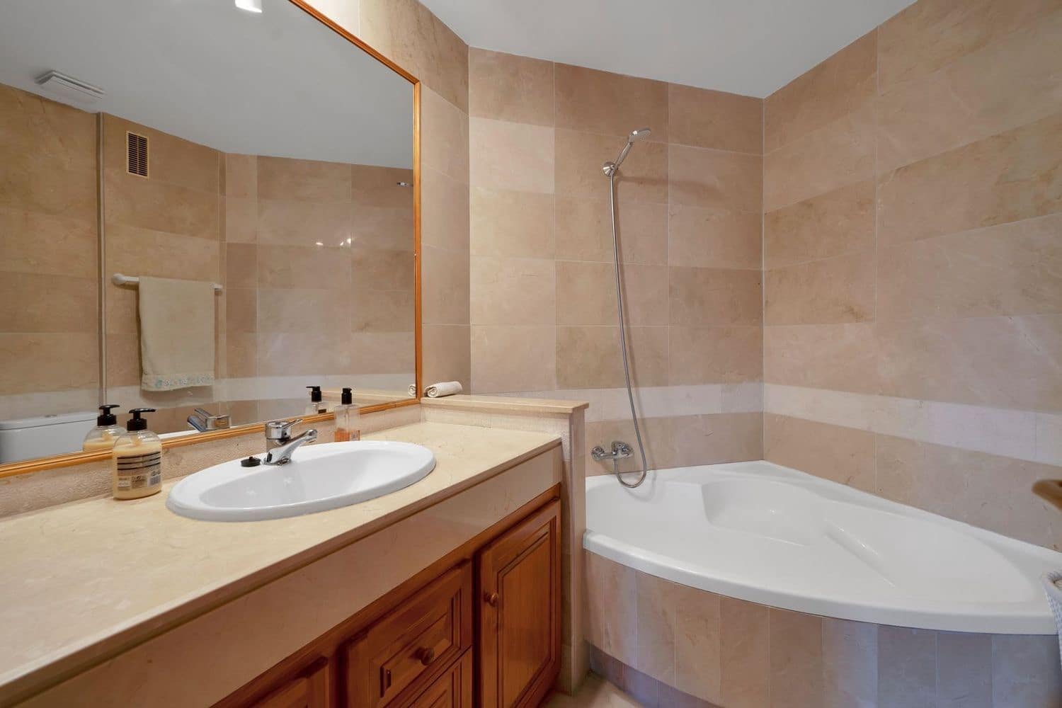 Apartamento de 2 habitaciones en Nueva Andalucia en venta con piscina garaje - 890.000 € (Ref: 9980174)