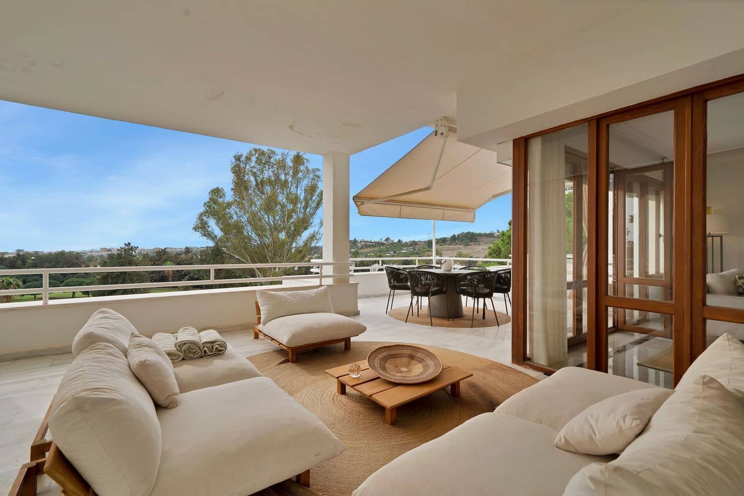 Apartamento de 2 habitaciones en Nueva Andalucia en venta con piscina garaje - 890.000 € (Ref: 9980174)