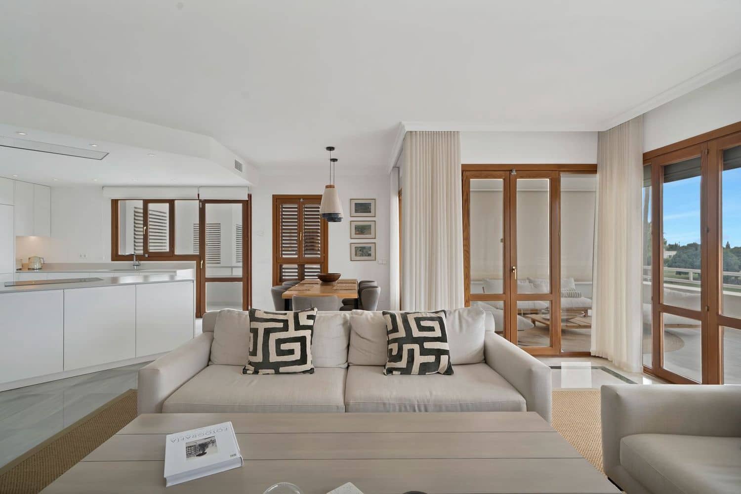 Apartamento de 2 habitaciones en Nueva Andalucia en venta con piscina garaje - 890.000 € (Ref: 9980174)