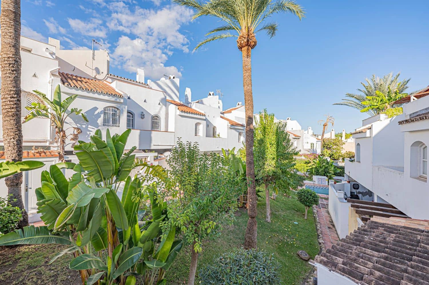 3 makuuhuone Omakotitalo myytävänä paikassa Nueva Andalucia mukana uima-altaan 
autotalli - 539 000 € (Ref: 9980175)