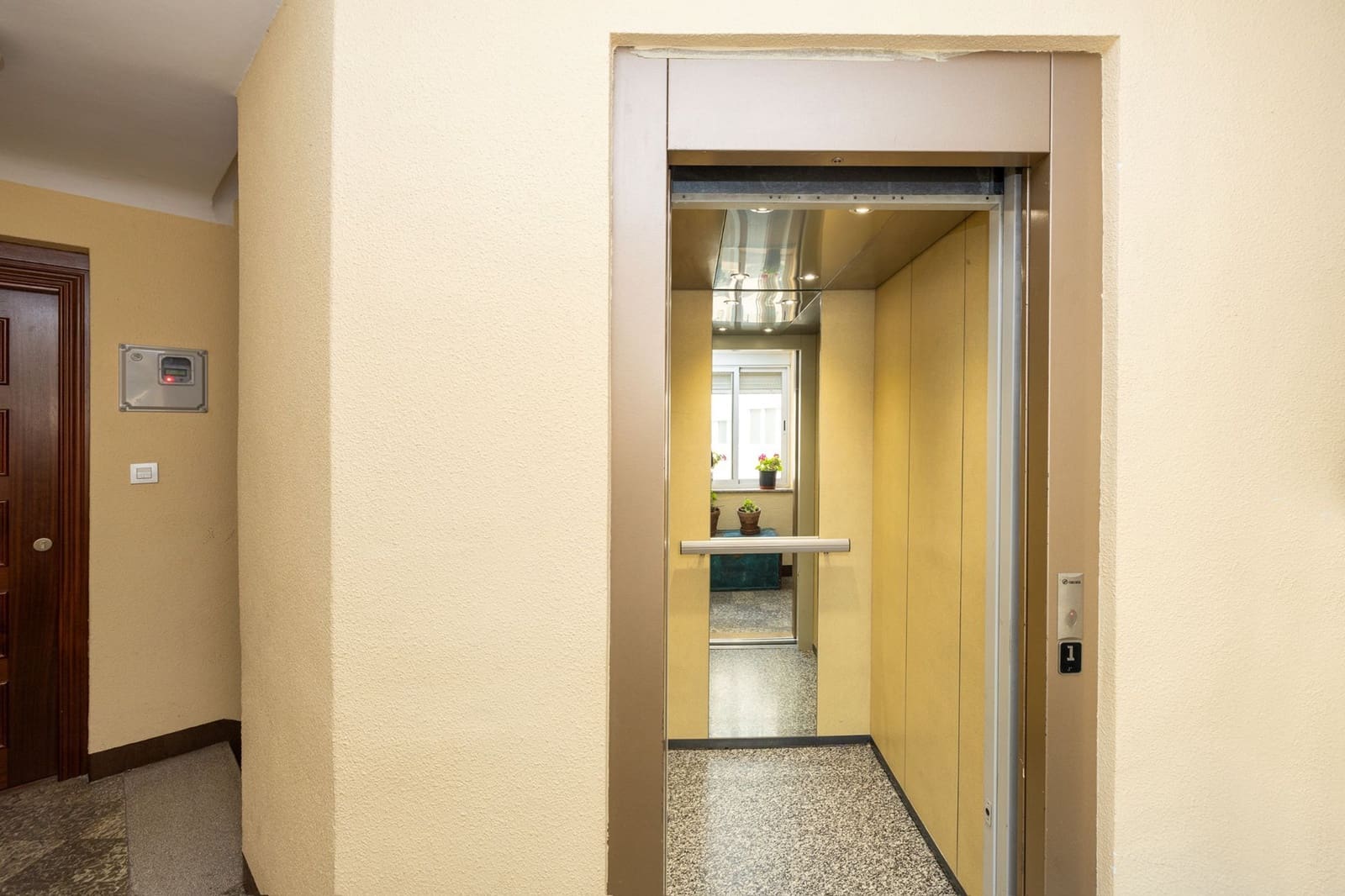 Piso de 3 habitaciones en Granada ciudad en venta - 235.000 € (Ref: 9480799)