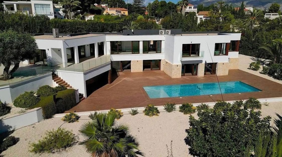 5 bedroom Villa for sale in Altea with pool garage - € 2,250,000 (Ref: 7856957)