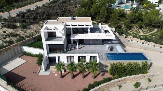 Chalet de 4 habitaciones en Las Colinas Golf, Orihuela en venta con piscina - 2.195.000 € (Ref: 8007186)