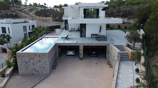 Chalet de 4 habitaciones en Las Colinas Golf, Orihuela en venta con piscina - 2.195.000 € (Ref: 8007186)