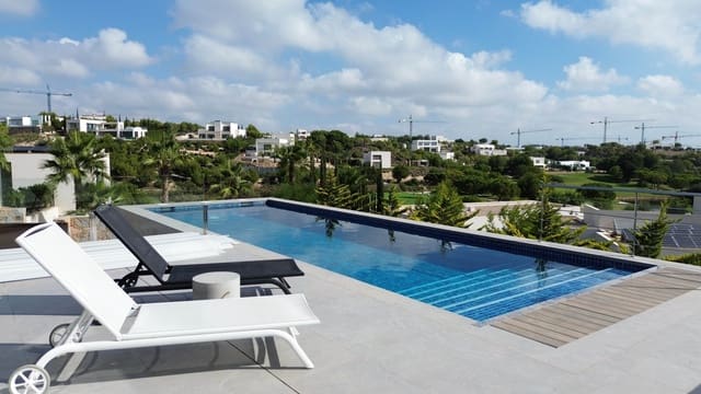 Chalet de 4 habitaciones en Las Colinas Golf, Orihuela en venta con piscina - 2.195.000 € (Ref: 8007186)