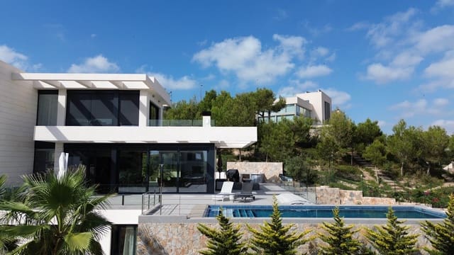 Chalet de 4 habitaciones en Las Colinas Golf, Orihuela en venta con piscina - 2.195.000 € (Ref: 8007186)