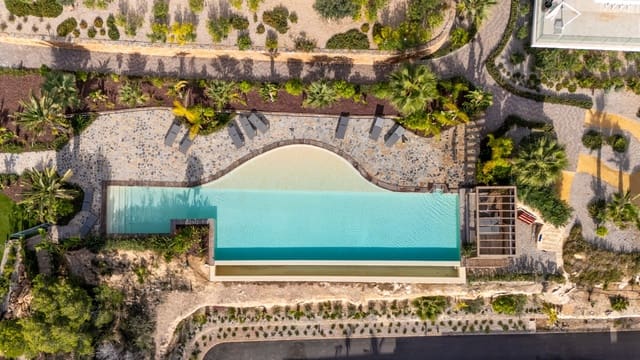 Apartamento de 3 habitaciones en Las Colinas Golf, Orihuela en venta con piscina - 645.000 € (Ref: 9450666)