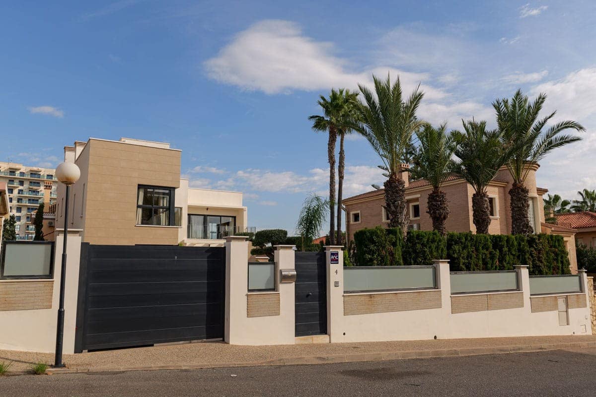 3 soverom Villa til salgs i Torrevieja med svømmebasseng garasje - € 1 630 000 (Ref: 9999397)