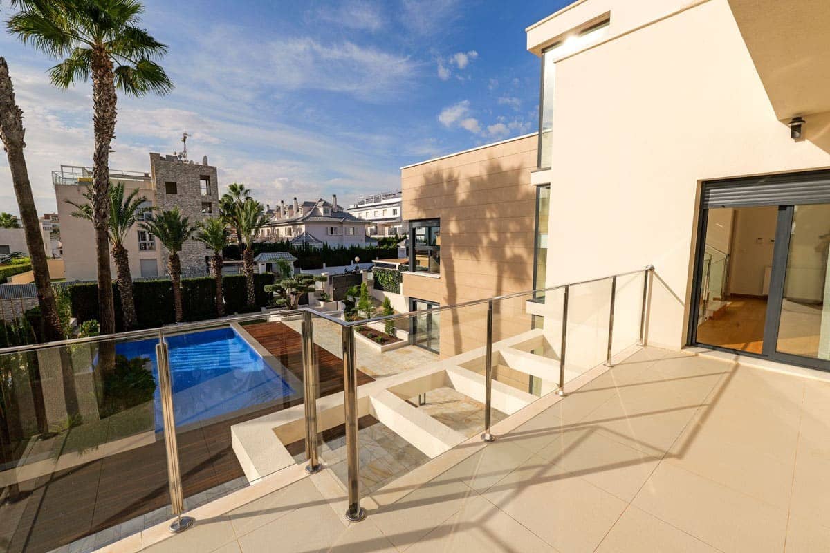 3 soverom Villa til salgs i Torrevieja med svømmebasseng garasje - € 1 630 000 (Ref: 9999397)