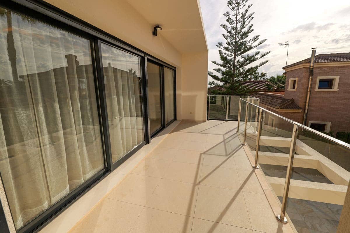 3 soverom Villa til salgs i Torrevieja med svømmebasseng garasje - € 1 630 000 (Ref: 9999397)