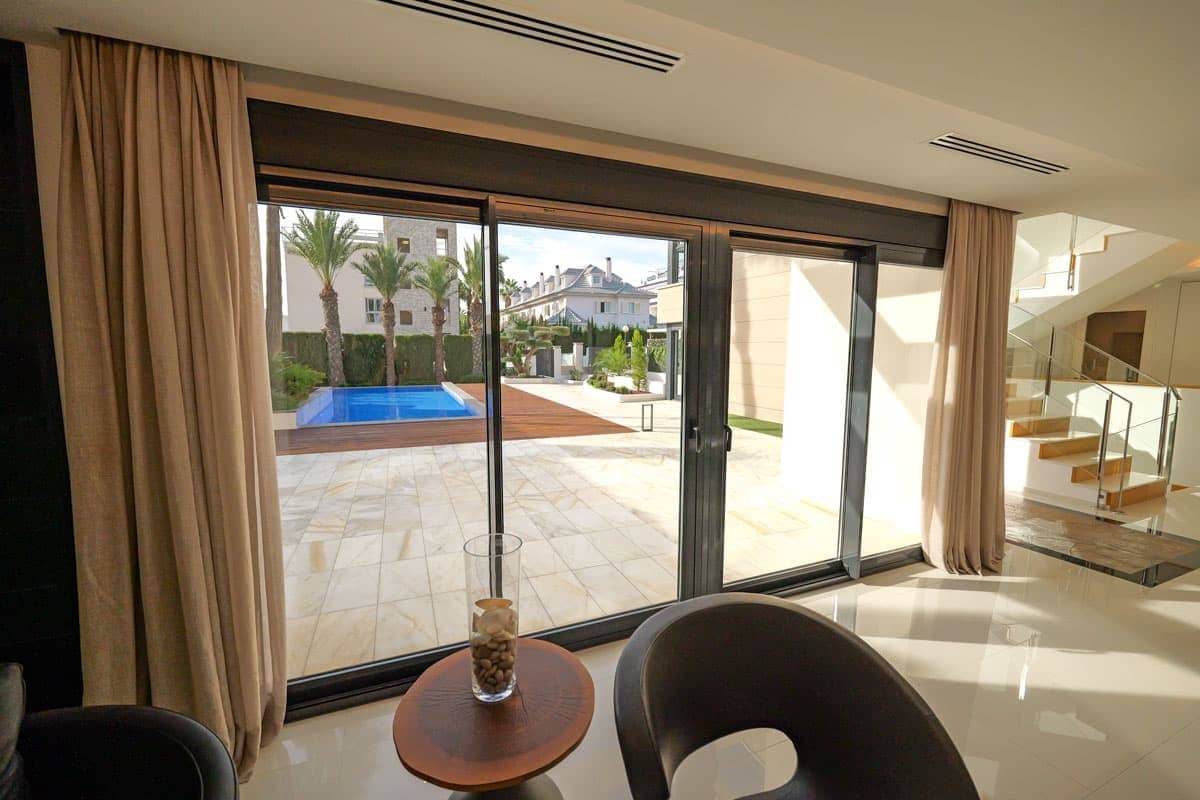 3 soverom Villa til salgs i Torrevieja med svømmebasseng garasje - € 1 630 000 (Ref: 9999397)