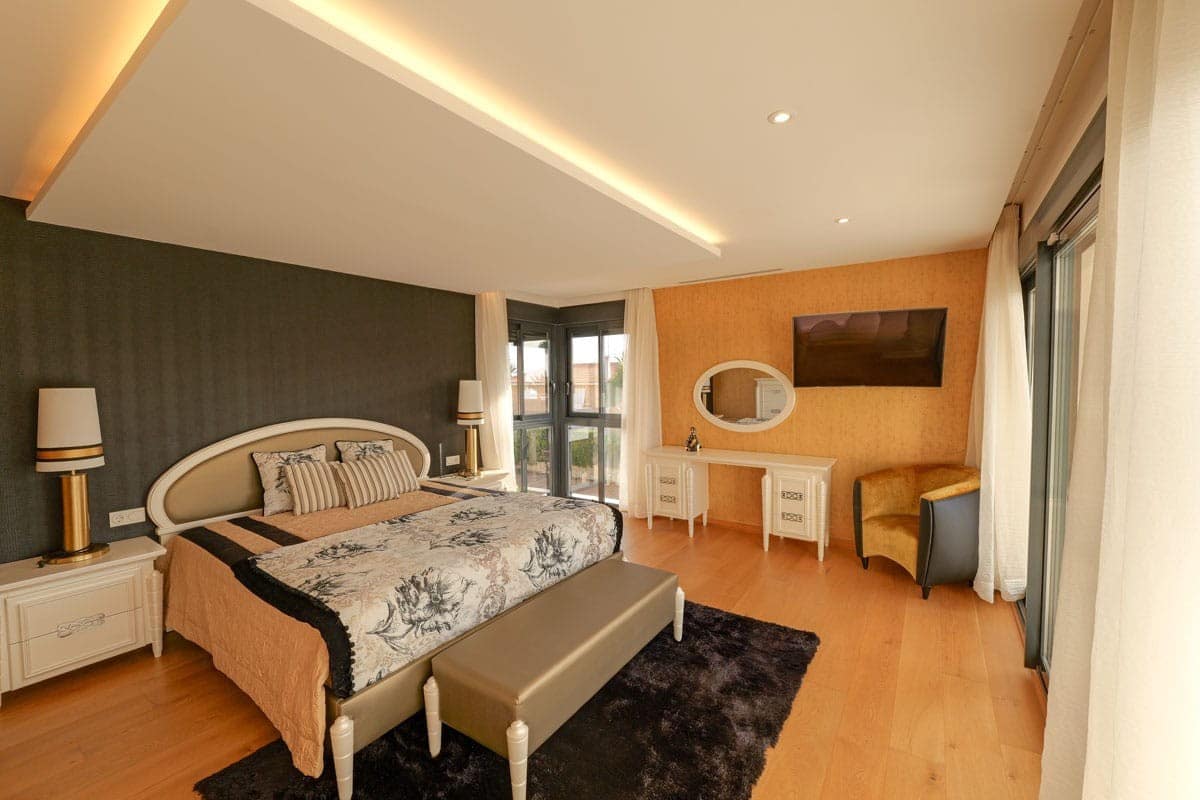 3 soverom Villa til salgs i Torrevieja med svømmebasseng garasje - € 1 630 000 (Ref: 9999397)