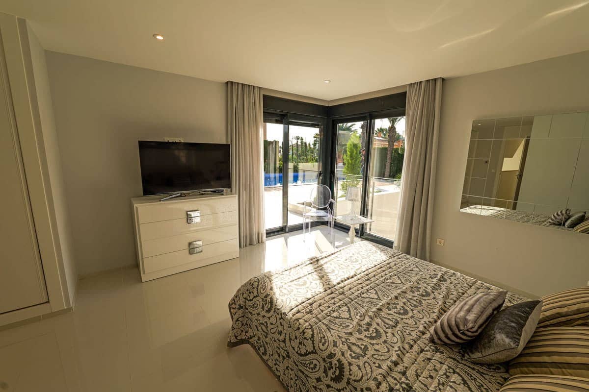 3 soverom Villa til salgs i Torrevieja med svømmebasseng garasje - € 1 630 000 (Ref: 9999397)
