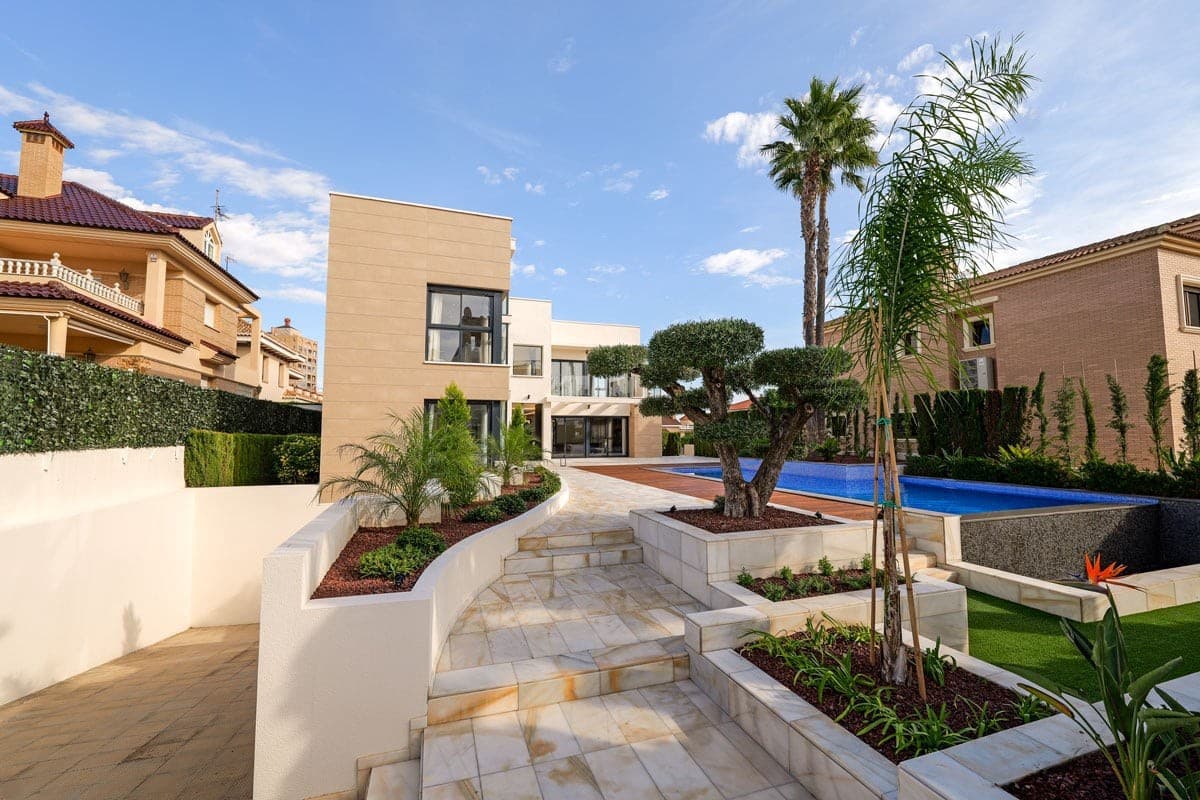 3 soverom Villa til salgs i Torrevieja med svømmebasseng garasje - € 1 630 000 (Ref: 9999397)