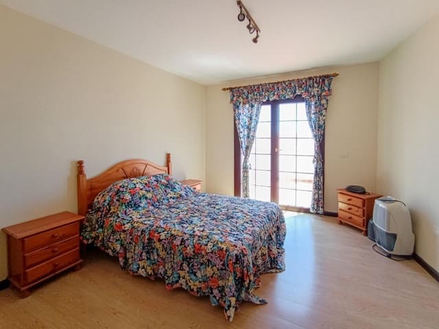Piso de 3 habitaciones en Villa de Arico, Arico en venta - 285.000 € (Ref: 10082190)