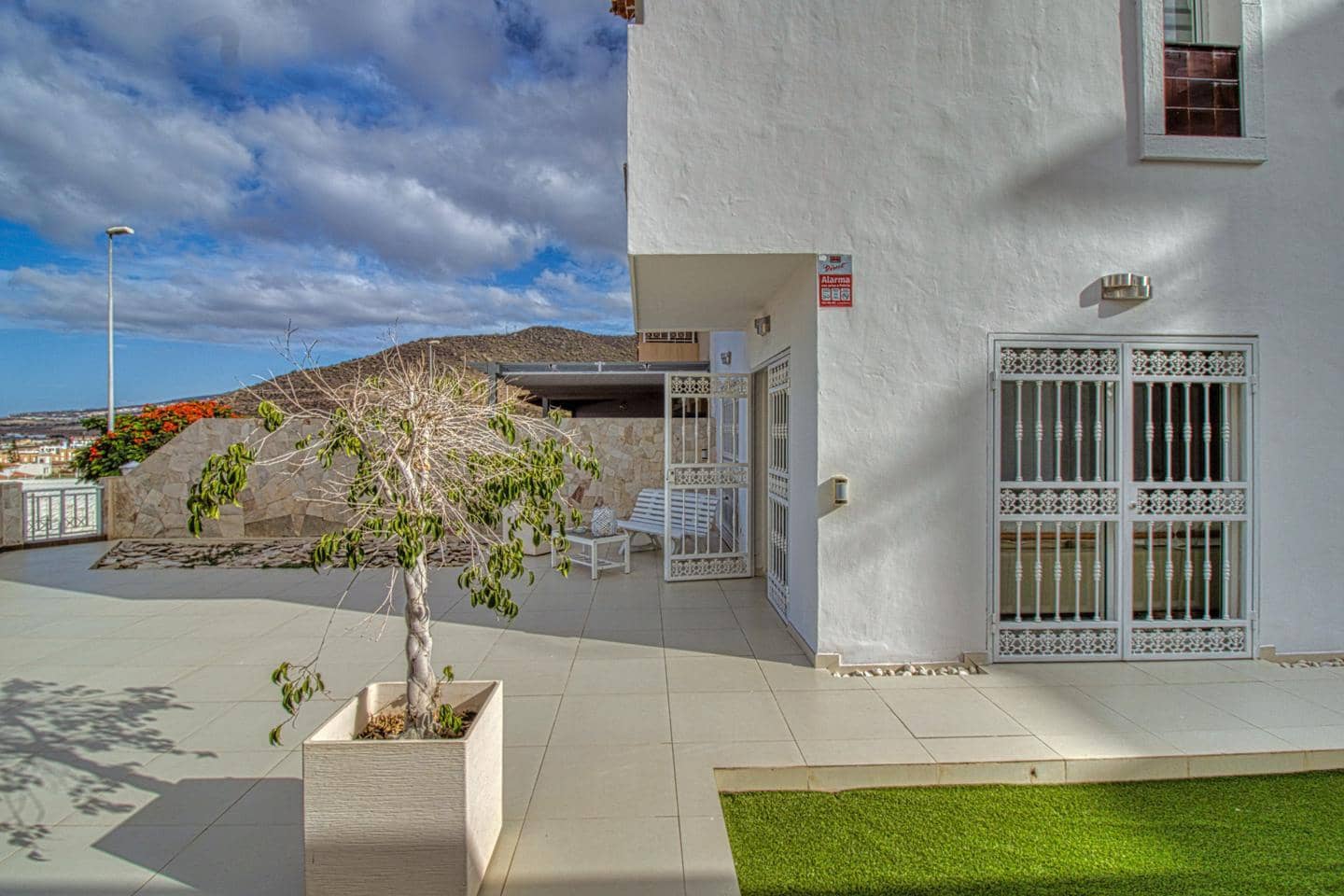 3 bedroom Villa for sale in Costa Adeje with garage - € 949,000 (Ref: 8652133)