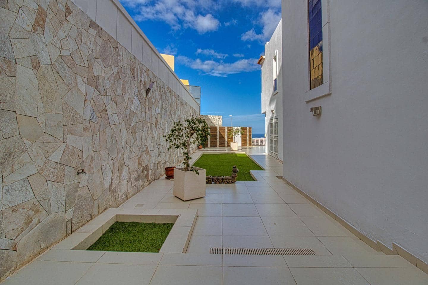 3 bedroom Villa for sale in Costa Adeje with garage - € 949,000 (Ref: 8652133)