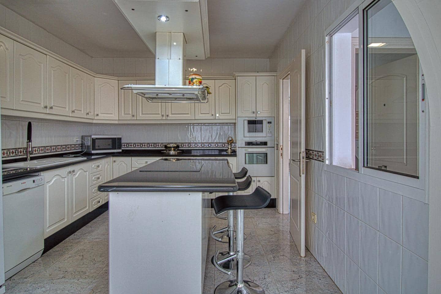 3 bedroom Villa for sale in Costa Adeje with garage - € 949,000 (Ref: 8652133)