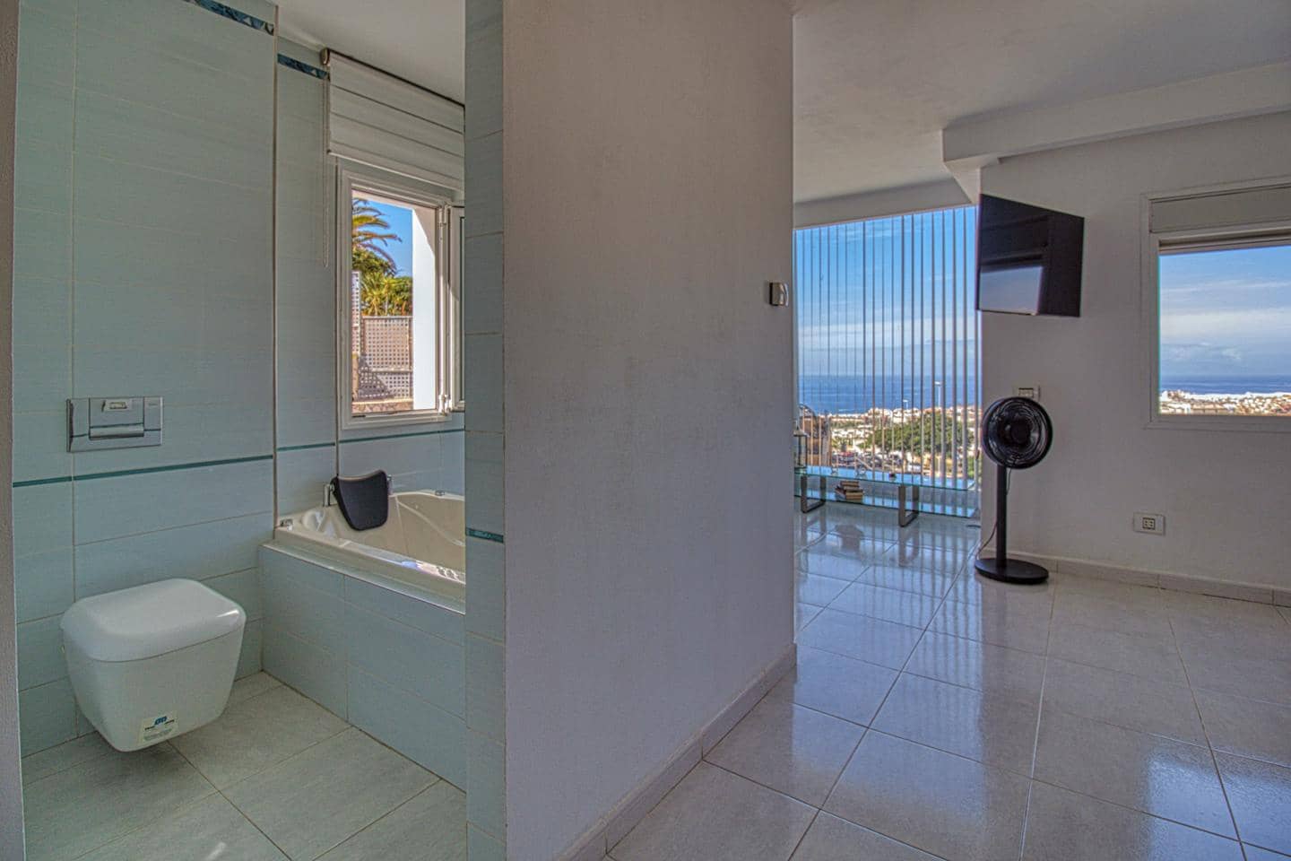 3 bedroom Villa for sale in Costa Adeje with garage - € 949,000 (Ref: 8652133)