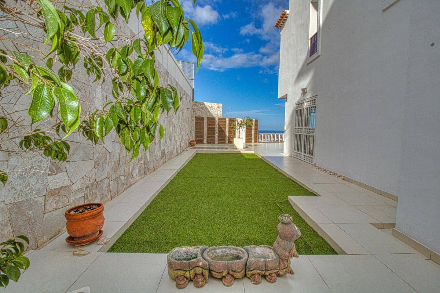 3 bedroom Villa for sale in Costa Adeje with garage - € 949,000 (Ref: 8652133)