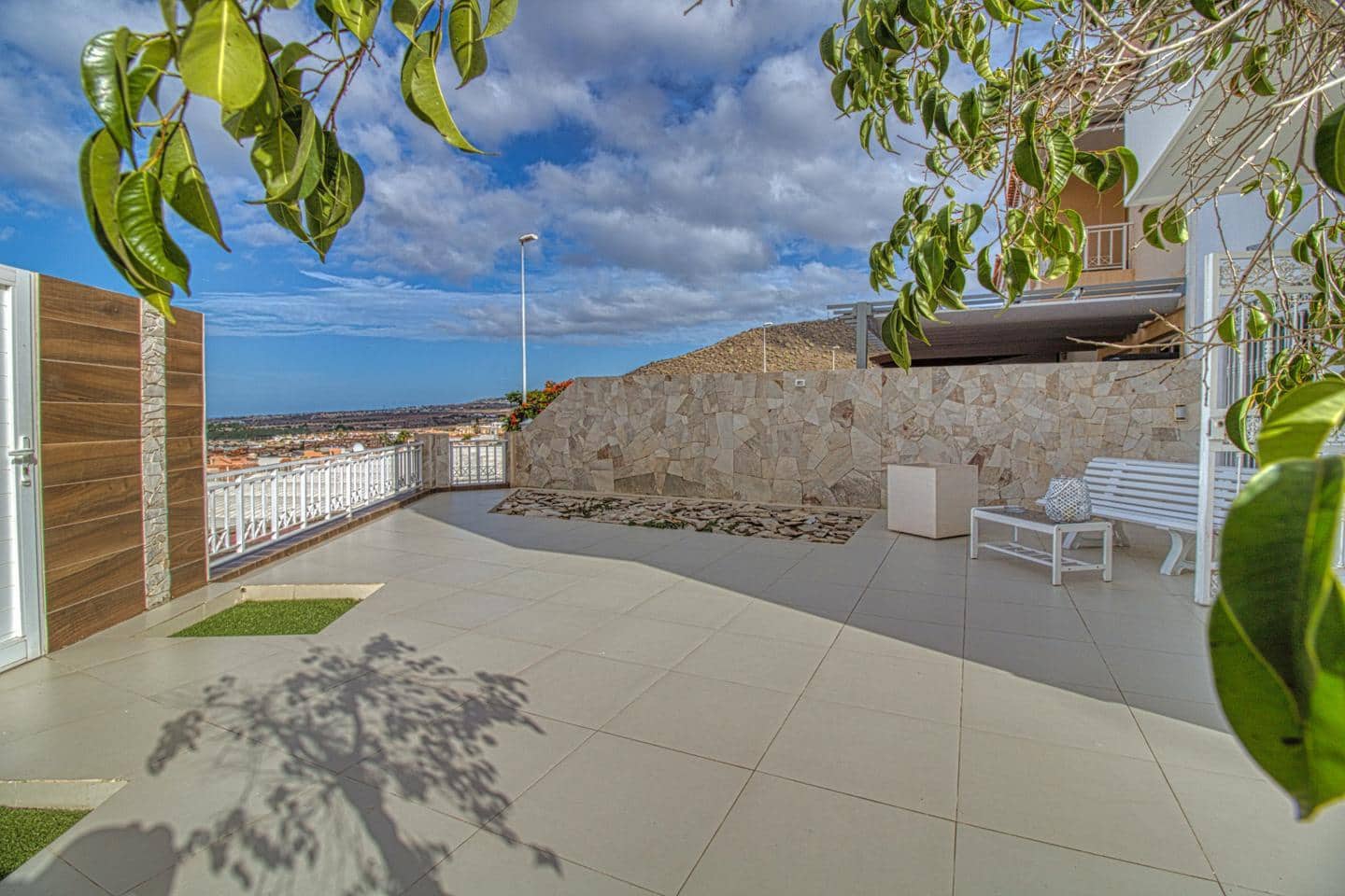 3 bedroom Villa for sale in Costa Adeje with garage - € 949,000 (Ref: 8652133)