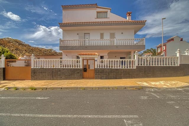 3 slaapkamer Villa te koop in Arico met garage - € 399.000 (Ref: 9127958)