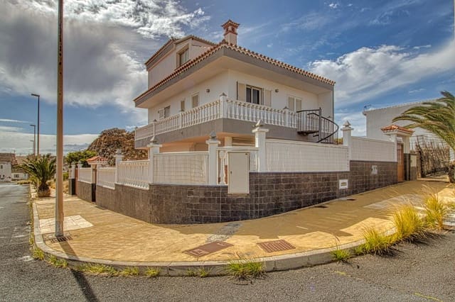 3 slaapkamer Villa te koop in Arico met garage - € 399.000 (Ref: 9127958)