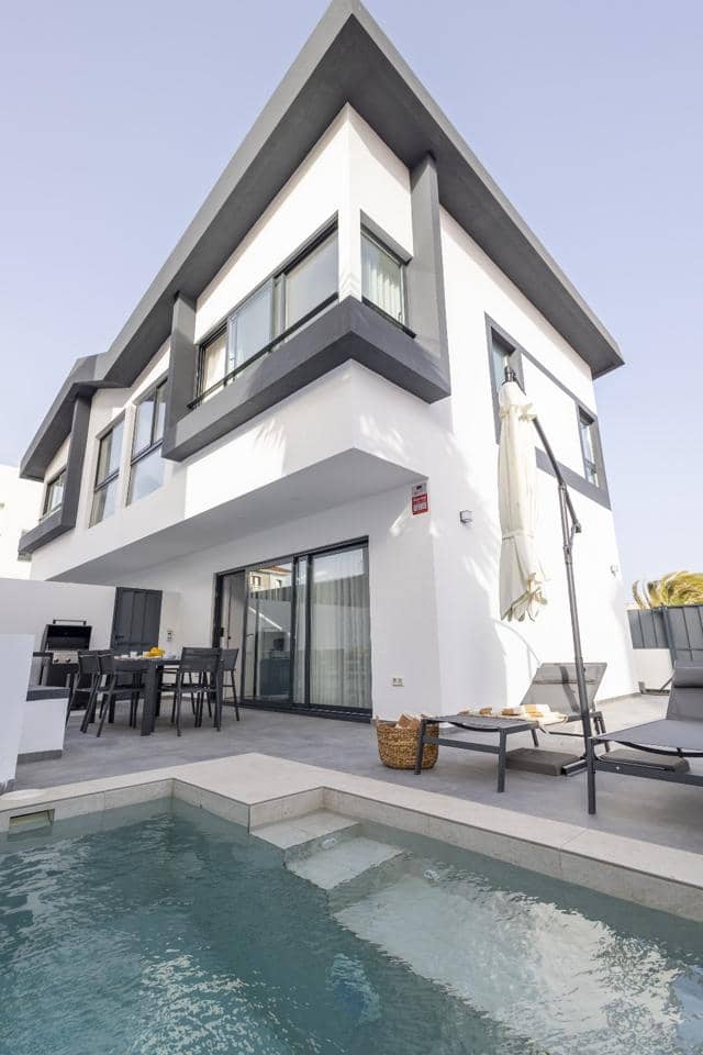 2 bedroom Villa for sale in Arico - € 590,000 (Ref: 9481649)