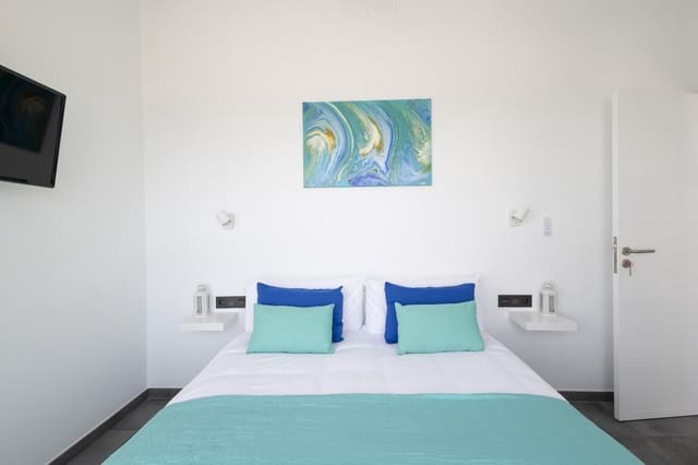 2 bedroom Villa for sale in Arico - € 590,000 (Ref: 9481649)