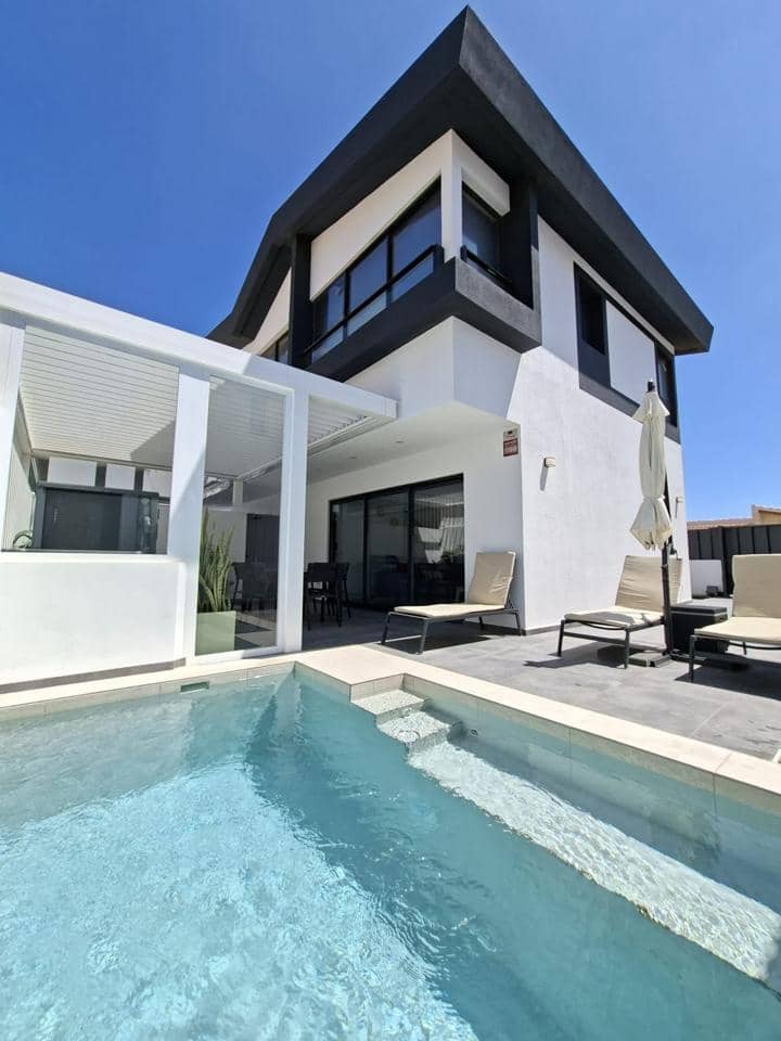 2 bedroom Villa for sale in Arico with pool garage - € 549,000 (Ref: 9481649)