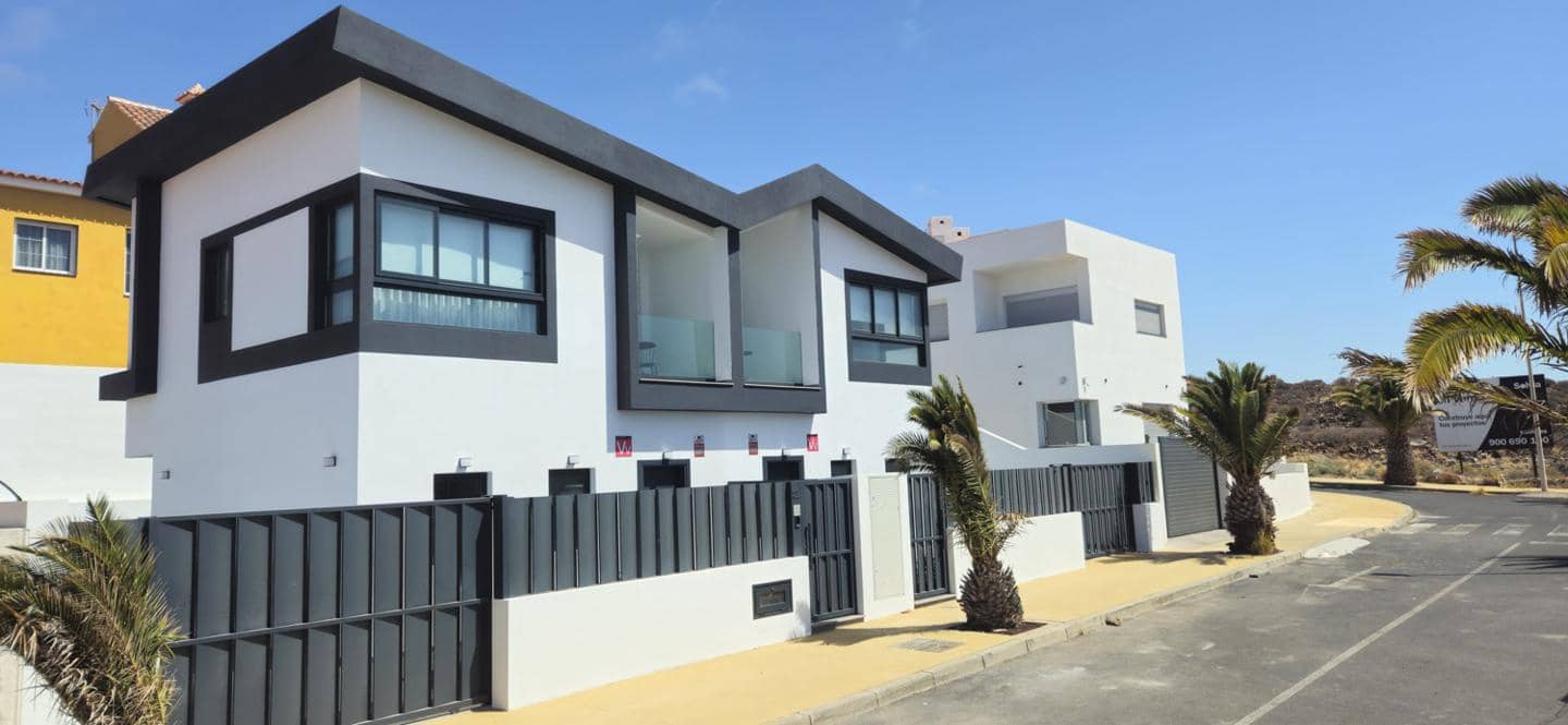 2 bedroom Villa for sale in Arico with pool garage - € 549,000 (Ref: 9481649)