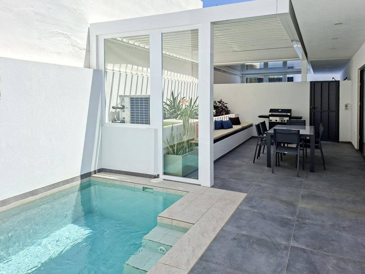 2 bedroom Villa for sale in Arico with pool garage - € 549,000 (Ref: 9481649)