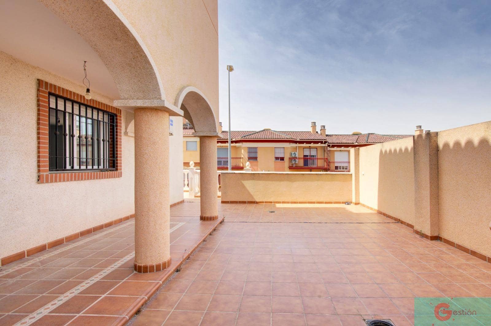 Villa zu verkaufen in Peligros mit Garage - 310.000 € (Ref: 9119661)