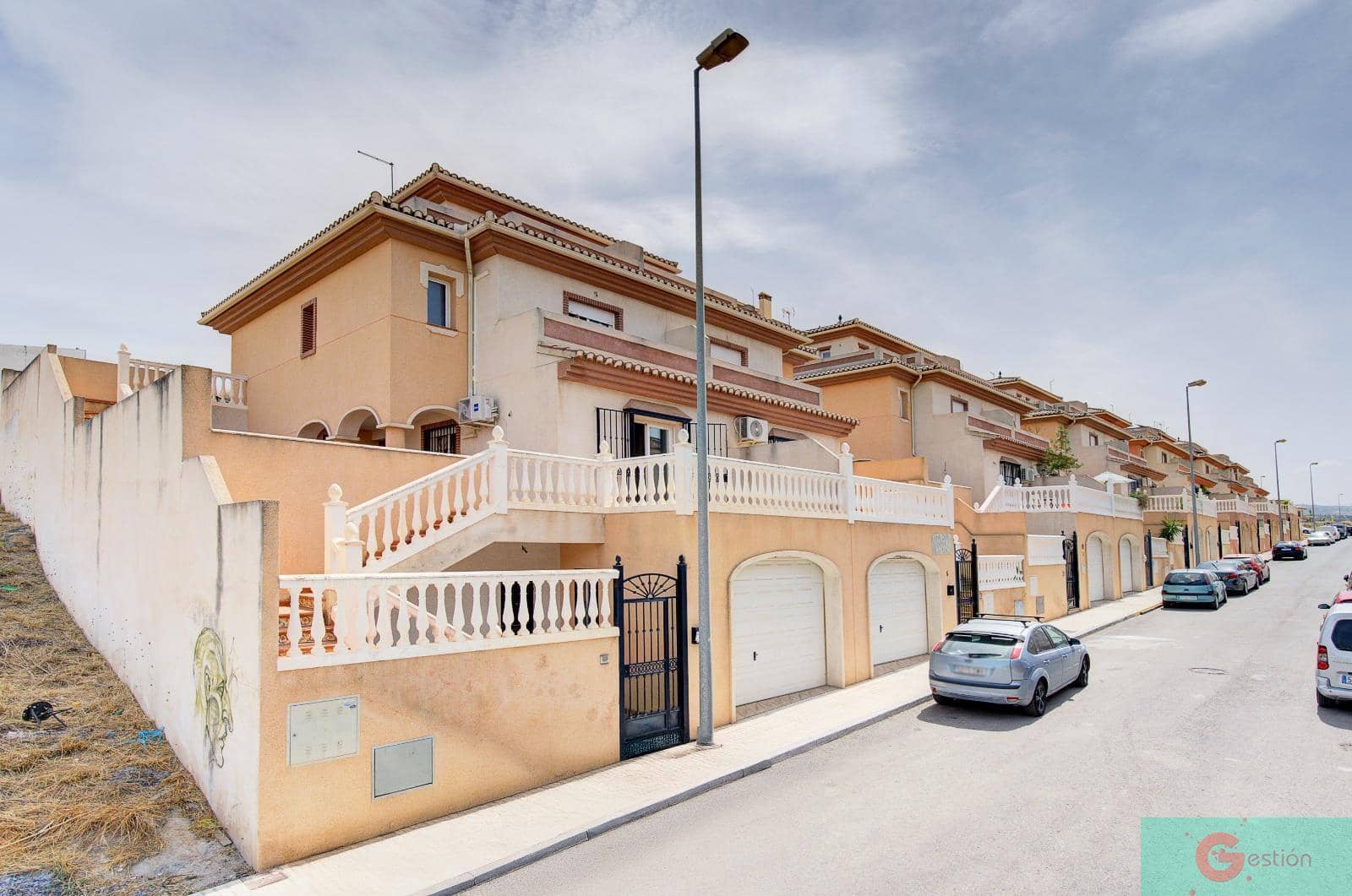 Villa zu verkaufen in Peligros mit Garage - 310.000 € (Ref: 9119661)