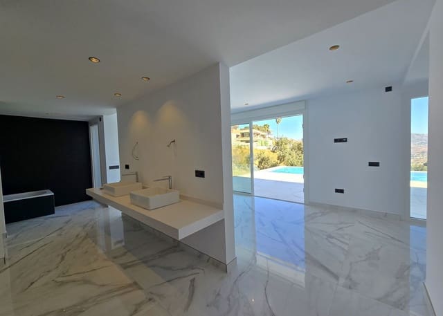 4 bedroom Villa for sale in Marbella with pool garage - € 1,599,000 (Ref: 9928272)