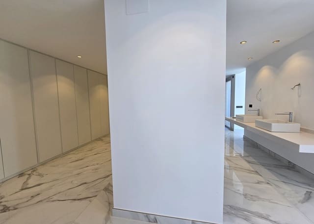 4 bedroom Villa for sale in Marbella with pool garage - € 1,599,000 (Ref: 9928272)
